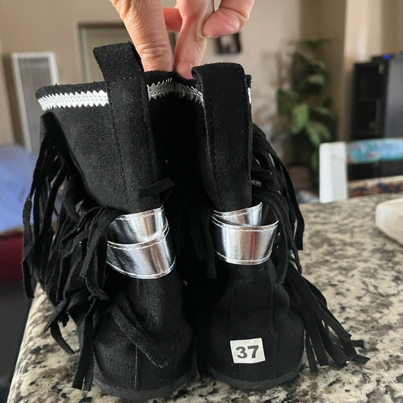 Brand new, never worn gladiator style sandals. Rare! Gorgeous, sueded. Size 6.5 - Picture 12 of 13